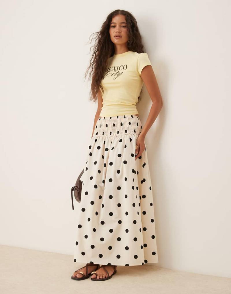 ASOS DESIGN - Maxirock in Creme mit Punktmuster und gesmoktem Bund-Bunt von ASOS DESIGN
