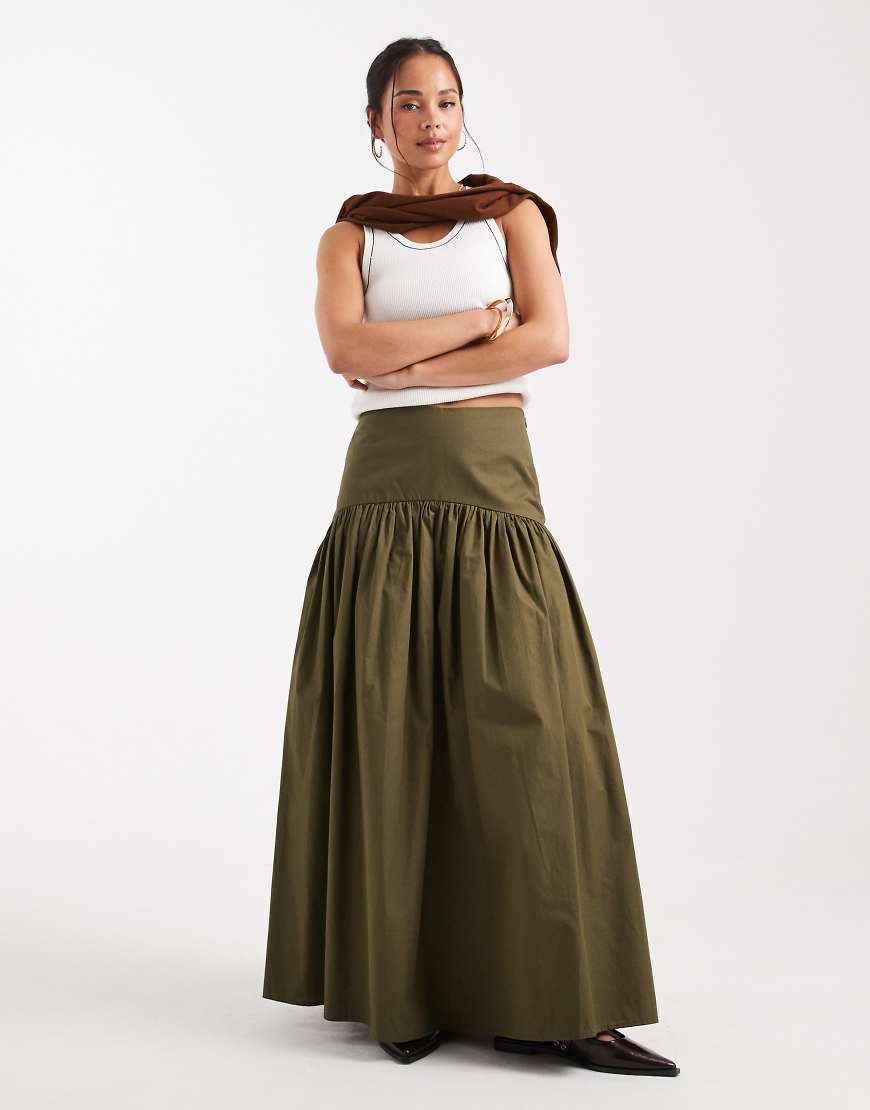 ASOS DESIGN - Maxirock in Khaki mit tief angesetzter Taille-Bunt von ASOS DESIGN