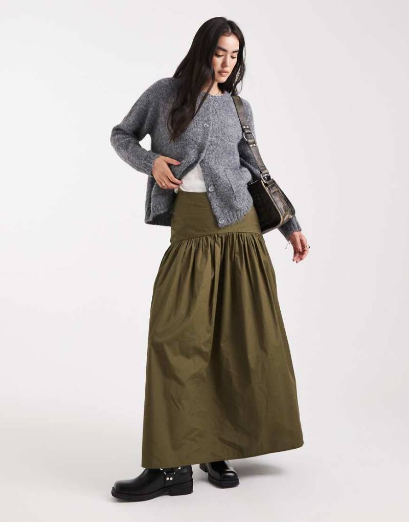 ASOS DESIGN - Maxirock in Khaki mit tief angesetzter Taille-Bunt von ASOS DESIGN