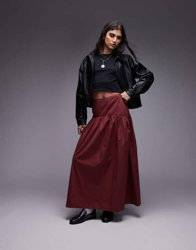 ASOS DESIGN - Maxirock in Kirschrot mit tiefer Taille von ASOS DESIGN