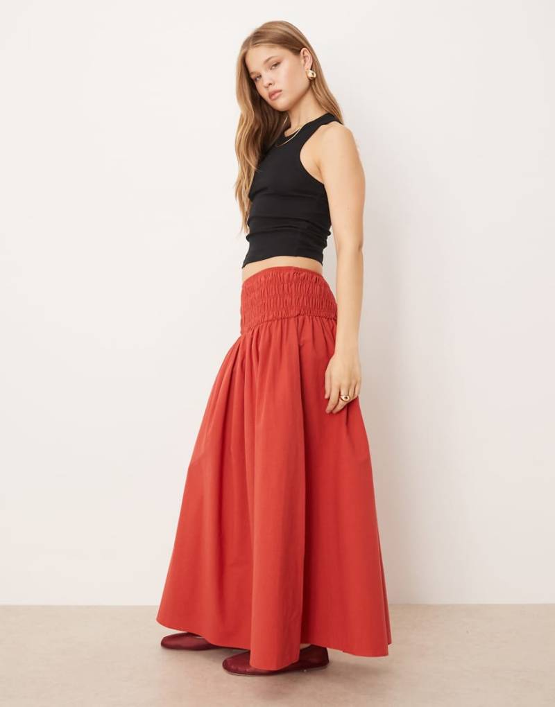ASOS DESIGN - Maxirock in Rot mit gesmokter Taille von ASOS DESIGN