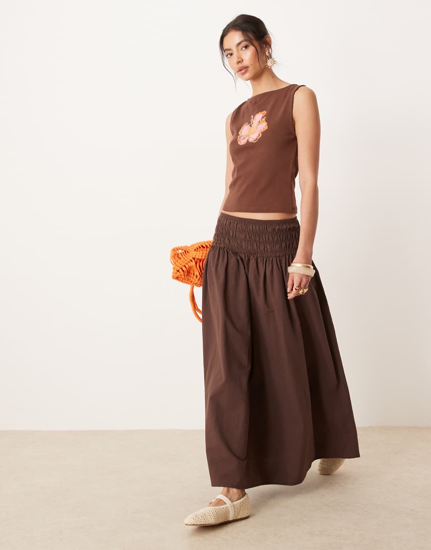 ASOS DESIGN - Maxirock in Schokobraun mit gesmoktem Bund von ASOS DESIGN