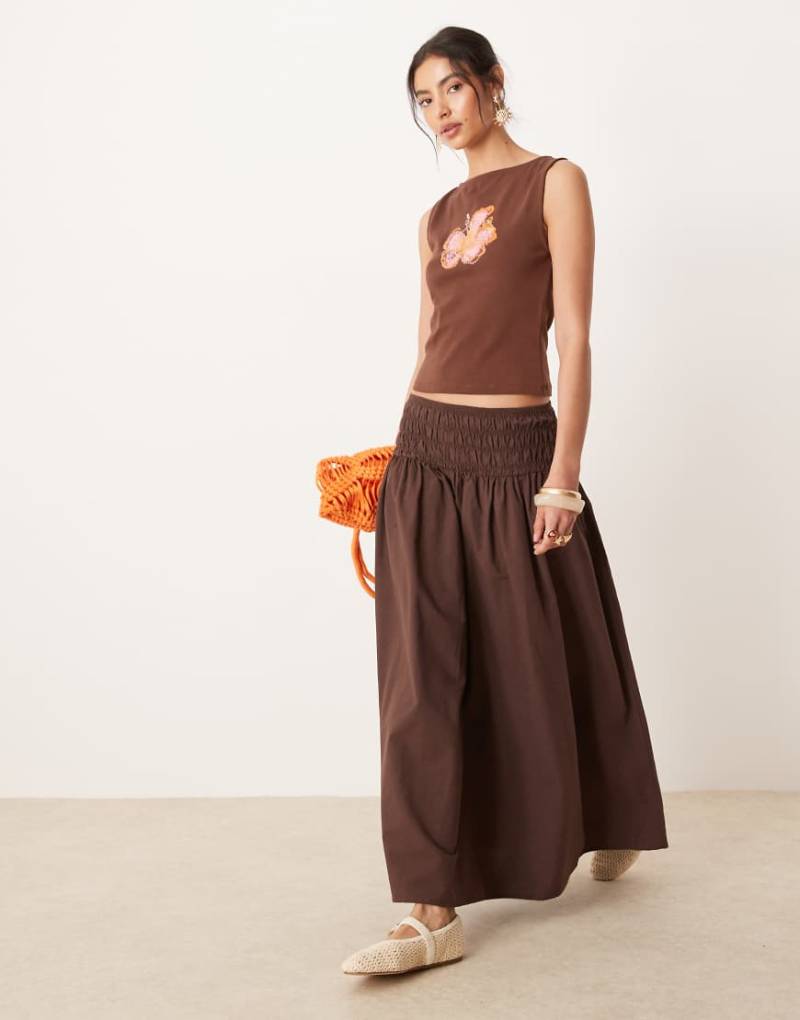 ASOS DESIGN - Maxirock in Schokobraun mit gesmoktem Bund von ASOS DESIGN
