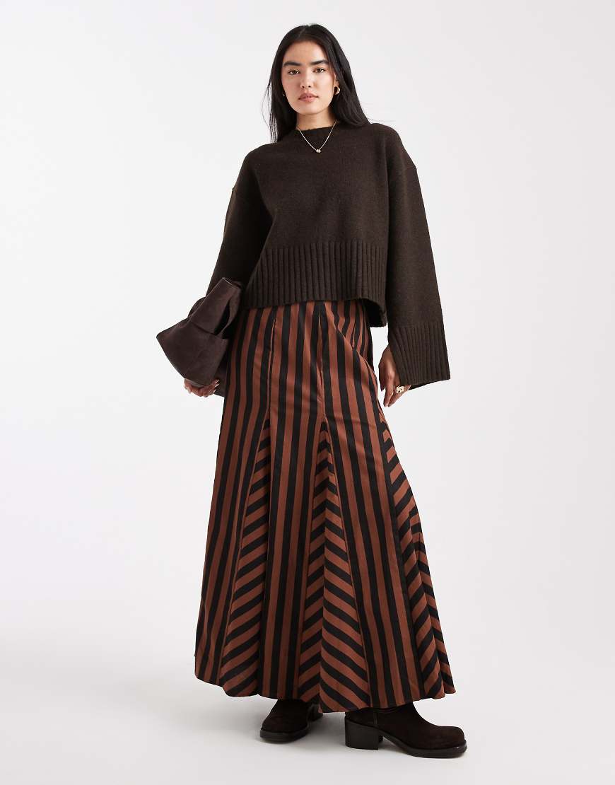 ASOS DESIGN - Maxirock in Schwarz und Braun mit Godet-Detail und Streifenmix-Brown von ASOS DESIGN