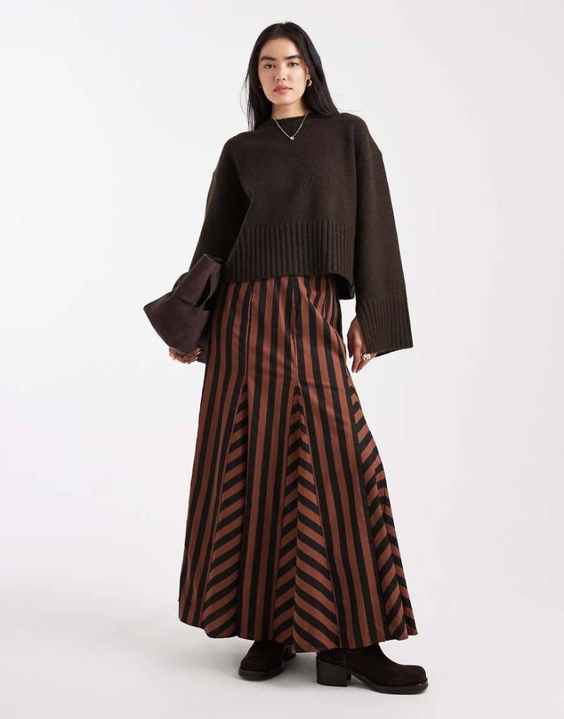 ASOS DESIGN - Maxirock in Schwarz und Braun mit Godet-Detail und Streifenmix-Brown von ASOS DESIGN
