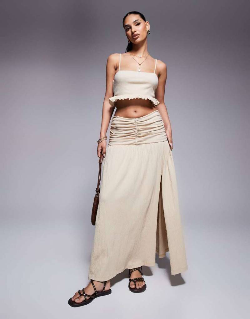 ASOS DESIGN - Maxirock in Steinbeige mit tief angesetzter Taille und Knitterstruktur-Neutral von ASOS DESIGN