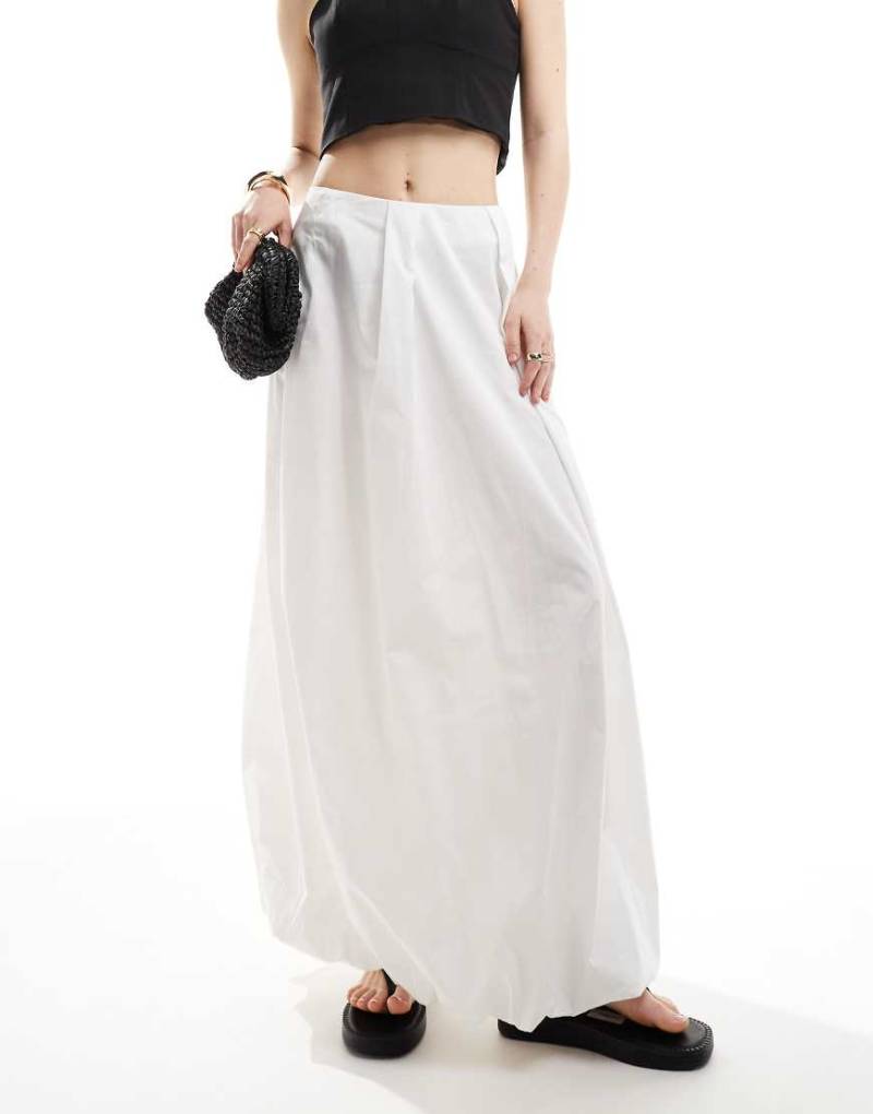 ASOS DESIGN - Maxirock in Weiß mit Ballonsaum von ASOS DESIGN