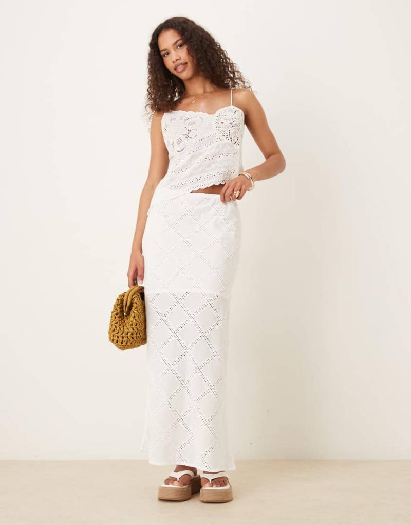 ASOS DESIGN - Maxirock in Weiß mit Patchwork-Design von ASOS DESIGN