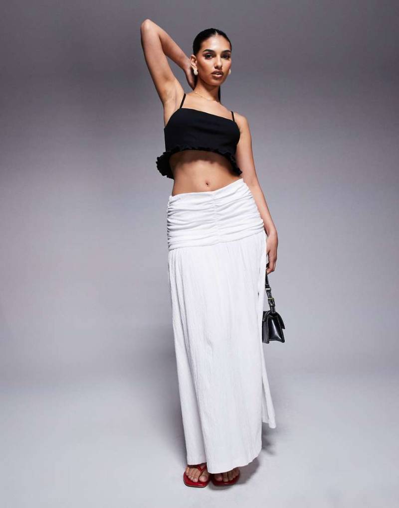 ASOS DESIGN - Maxirock in Weiß mit tief angesetzter Taille und Knitterstruktur von ASOS DESIGN