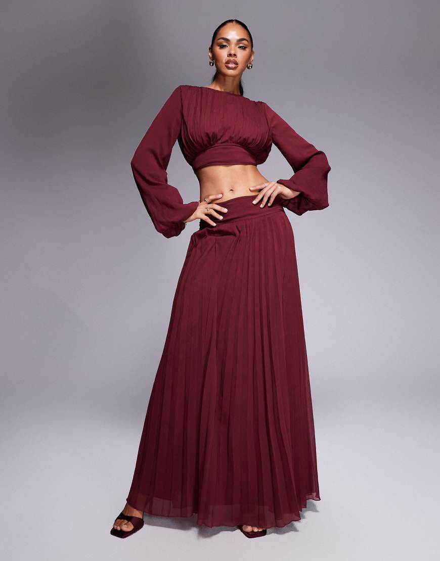 ASOS DESIGN - Maxirock in dunklem Kirschrot mit tiefem Bund und Faltendetail, Kombiteil von ASOS DESIGN
