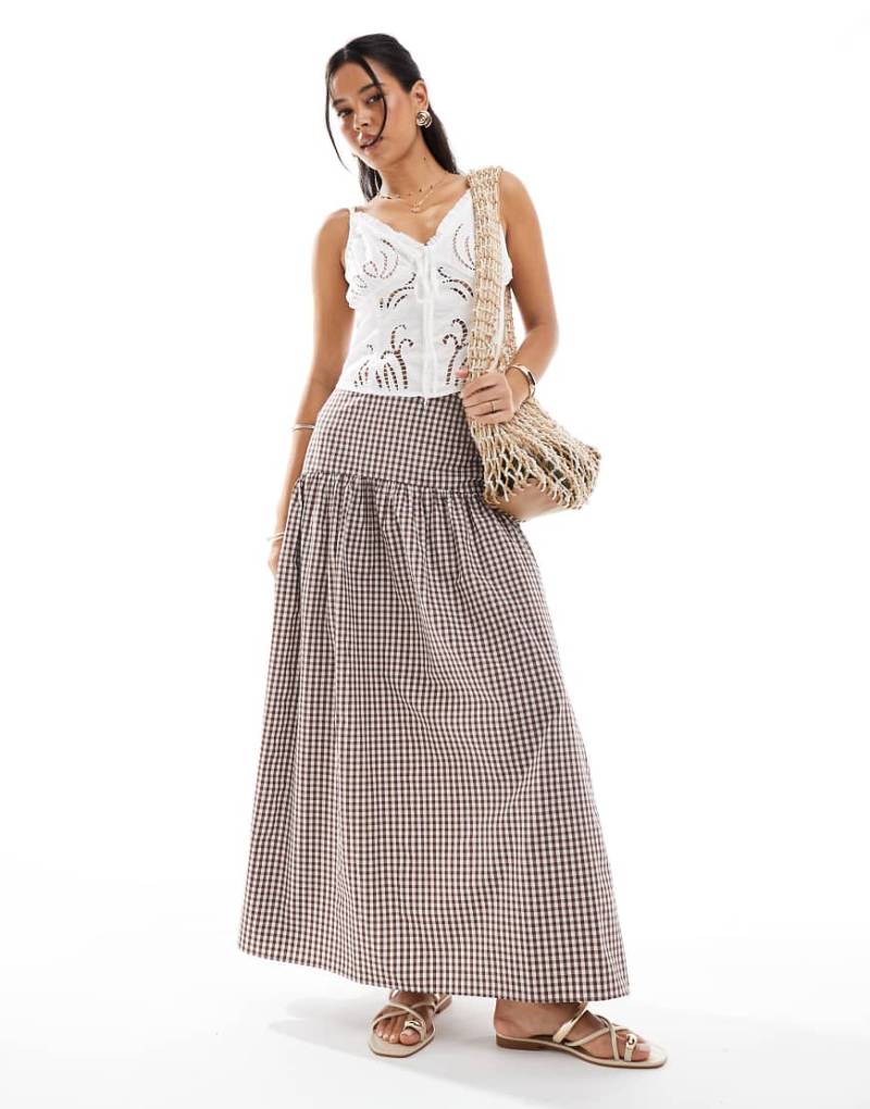 ASOS DESIGN - Maxirock mit braunem Vichy-Karo und tiefer Taille von ASOS DESIGN