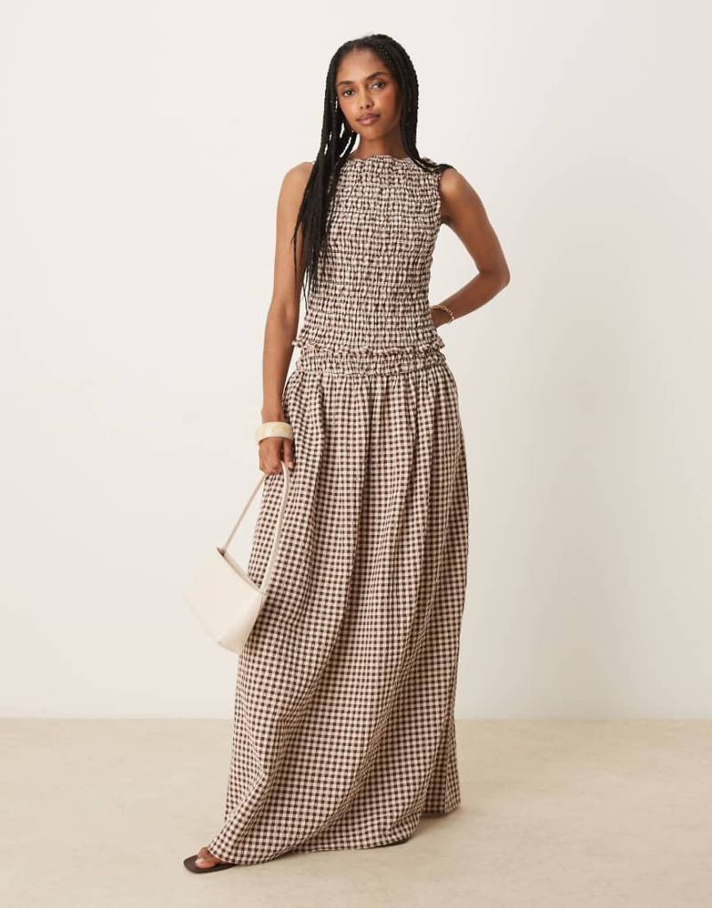 ASOS DESIGN - Maxirock mit braunem Vichy-Karomuster und gesmokter Taille von ASOS DESIGN