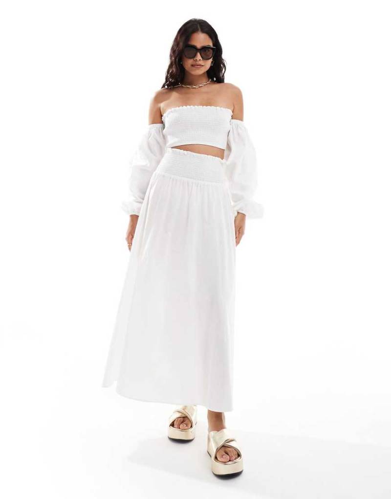 ASOS DESIGN - Maxirock mit gesmokter Taille in Weiß, Kombiteil von ASOS DESIGN