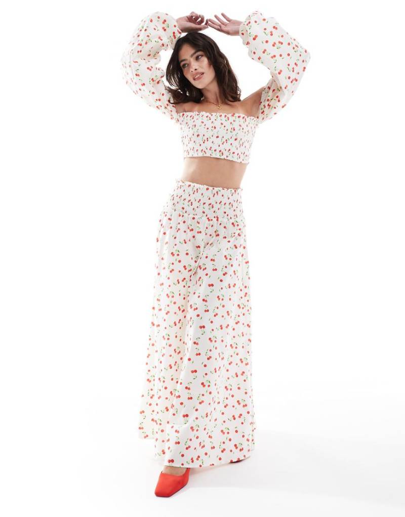 ASOS DESIGN - Maxirock mit gesmokter Taille und Kirschmuster, Kombiteil-Bunt von ASOS DESIGN