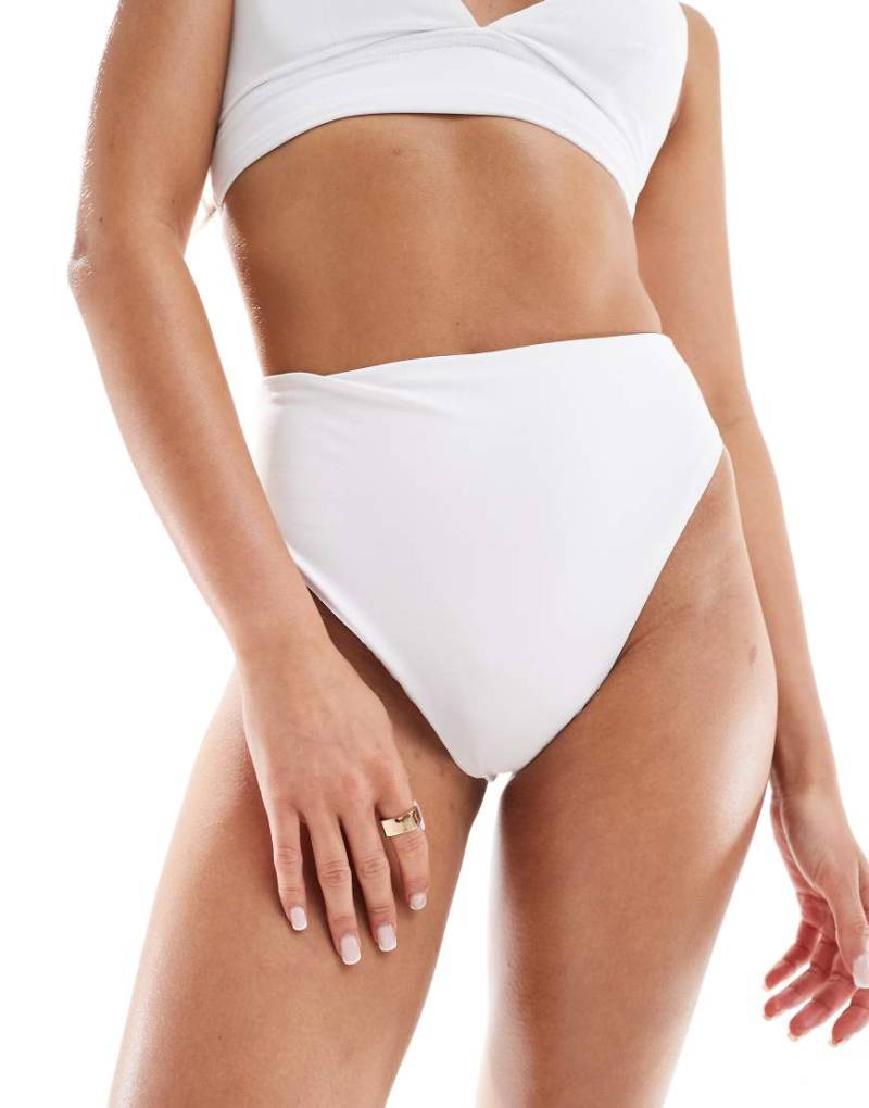 ASOS DESIGN - Maya - Bikinihose in Weiß mit hohem Beinausschnitt und hohem Bund von ASOS DESIGN