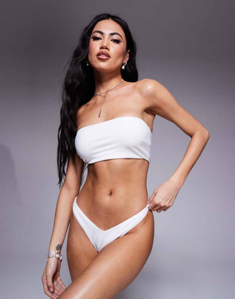 ASOS DESIGN - Maya - Mix and Match - Hipster-Bikinihose in Weiß mit hohem Beinausschnitt in V-Form von ASOS DESIGN