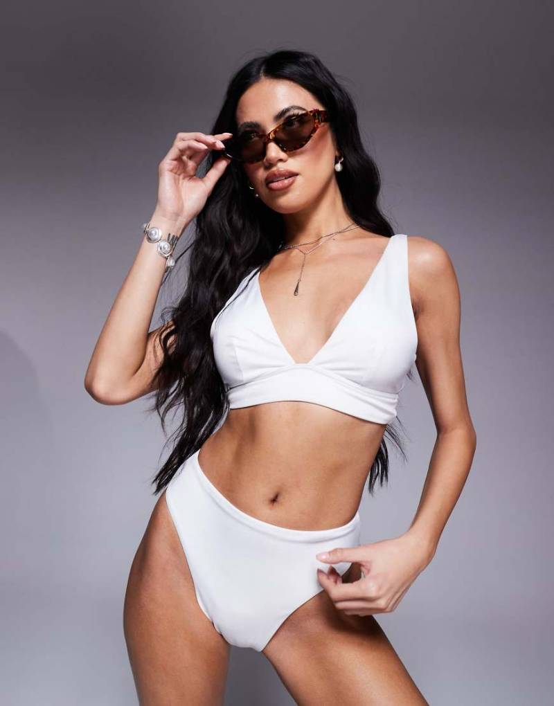 ASOS DESIGN - Maya - Mix and Match - Tief ausgeschnittenes Bikinioberteil aus glattem Stoff in Weiß von ASOS DESIGN