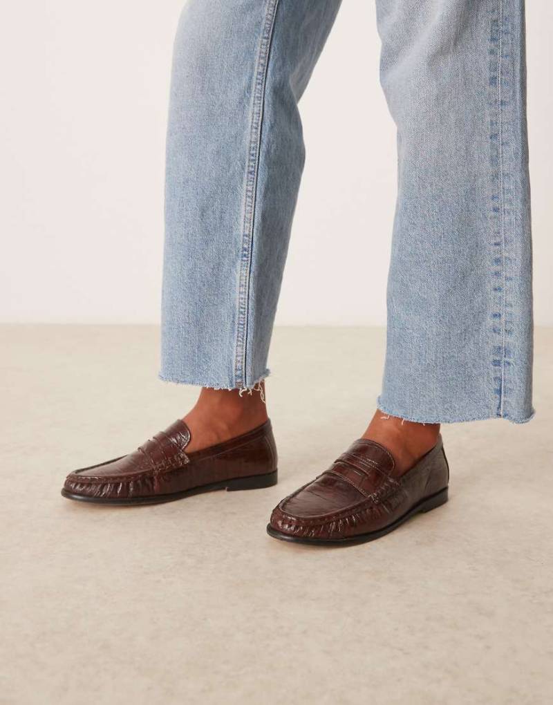 ASOS DESIGN - Mayfair - Hochwertige Loafer aus geprägtem Leder in Kroko-Schokobraun mit Raffung von ASOS DESIGN