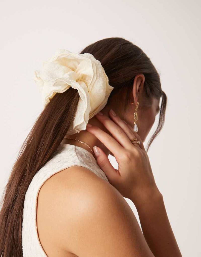 ASOS DESIGN - Mehrlagiger Scrunchie-Haargummi in Antikweiß mit Textur von ASOS DESIGN
