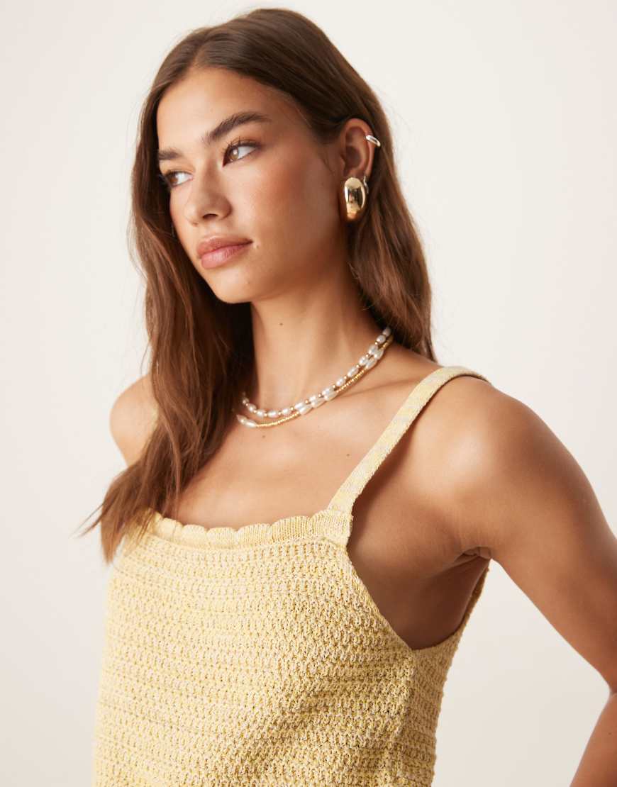 ASOS DESIGN - Mehrlagiges Strick-Camisole in Gelb mit Maschenmuster ASOS DESIGN - Mehrlagiges Strick-Camisole in Gelb mit Maschenmuster von ASOS DESIGN