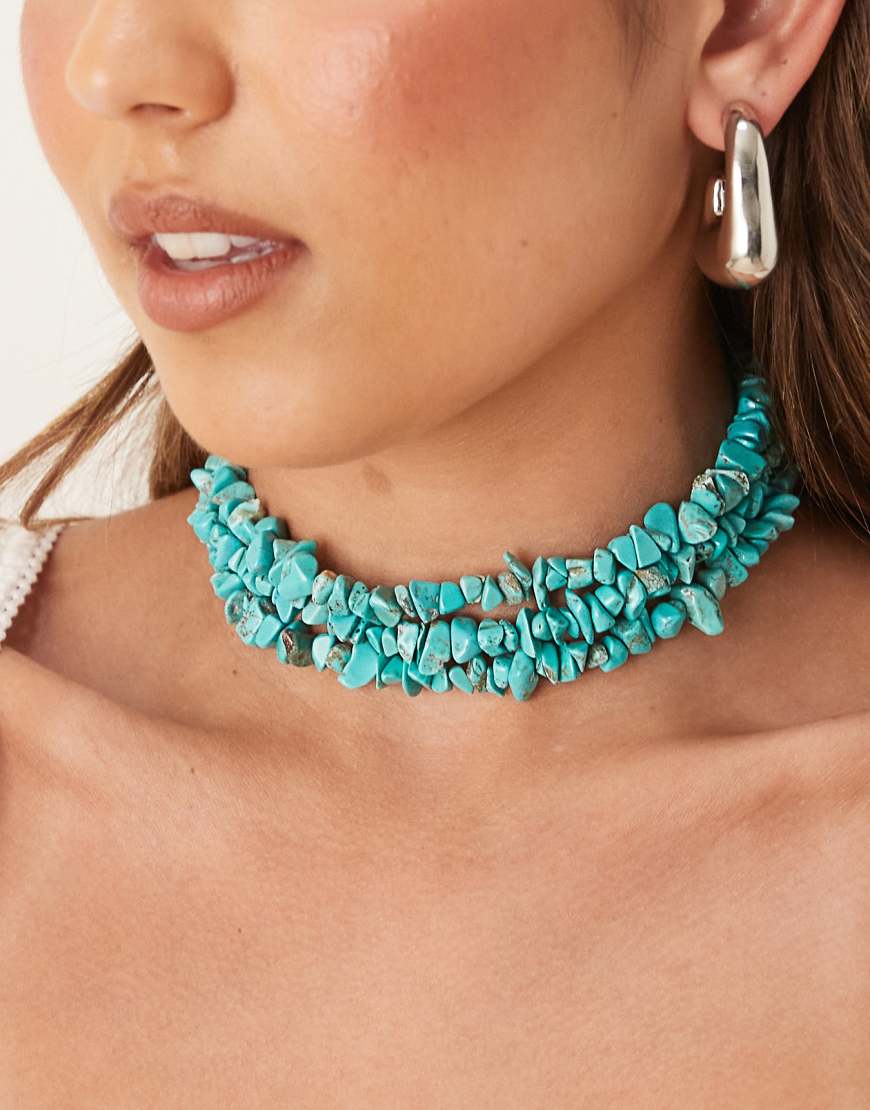 ASOS DESIGN - Mehrreihige, kurze Halskette mit Kunststeinen in Splitteroptik in Hellblau von ASOS DESIGN