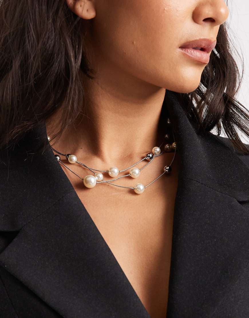 ASOS DESIGN - Mehrreihige, silberfarbene Halskette mit Kunstperlen von ASOS DESIGN