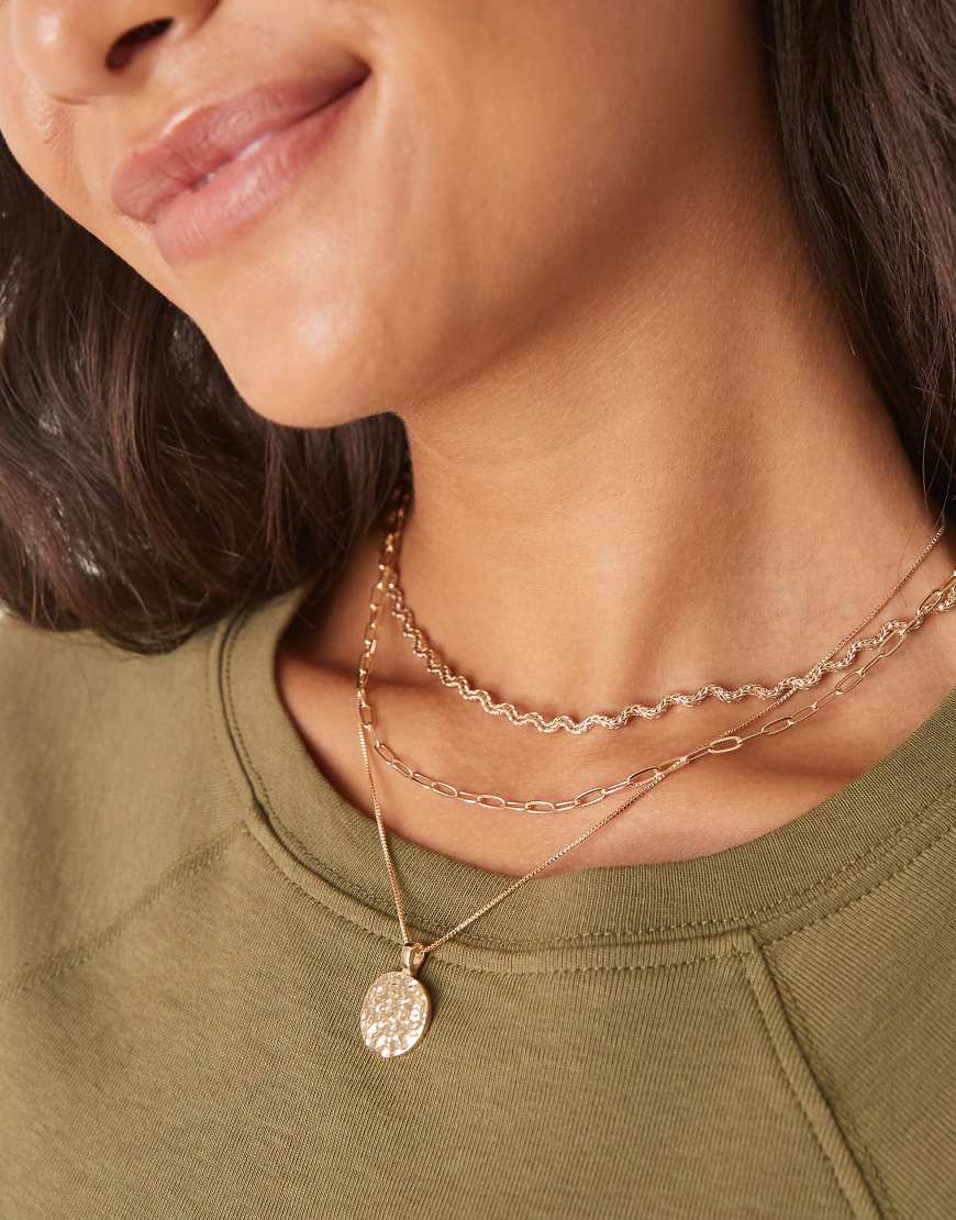 ASOS DESIGN - Mehrreihige Halskette in Gold-Optik mit schlängelndem Design und Anhänger-Goldfarben von ASOS DESIGN