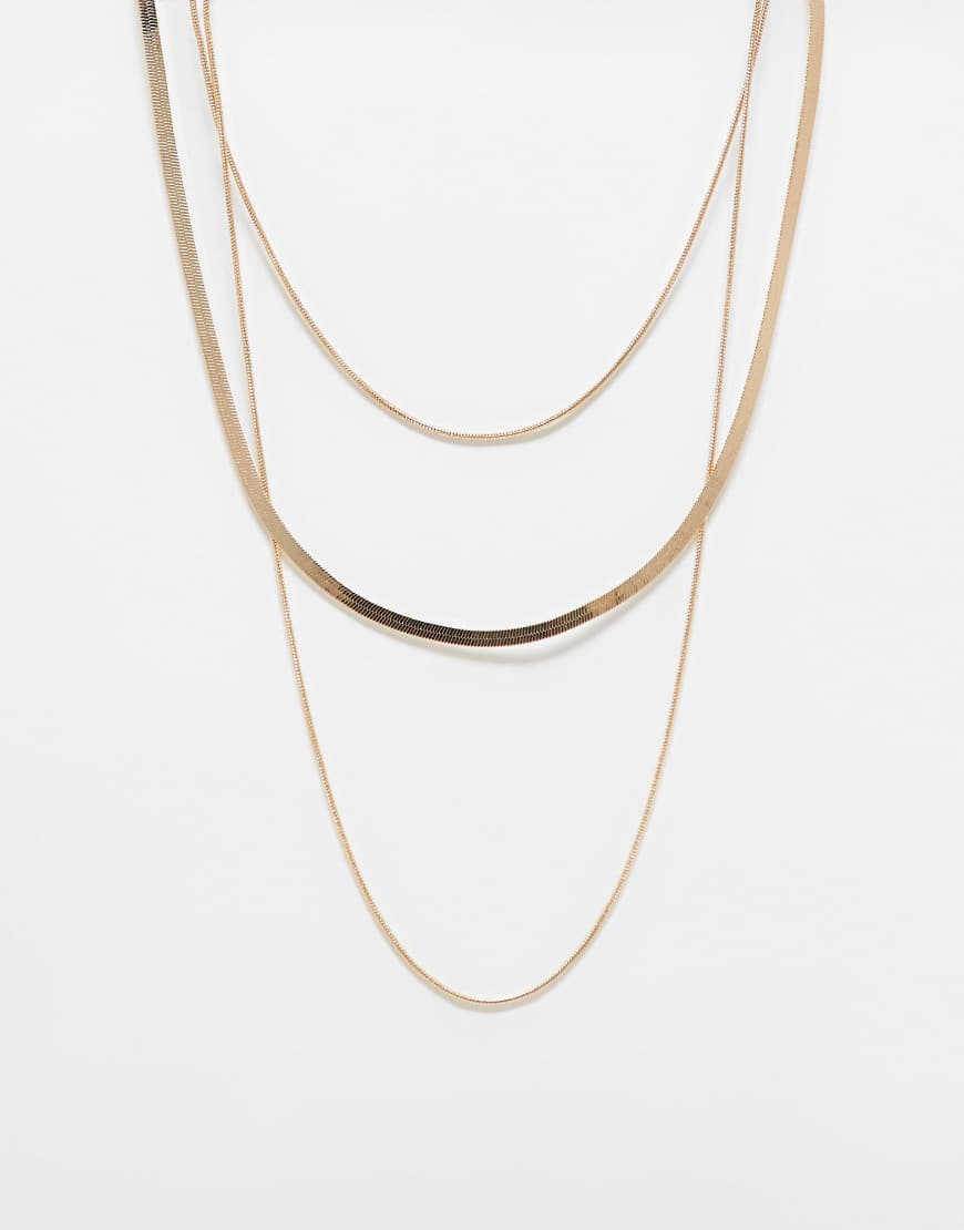 ASOS DESIGN - Mehrreihige Halskette in Gold mit flachen und dünnen Kettenreihen-Goldfarben von ASOS DESIGN