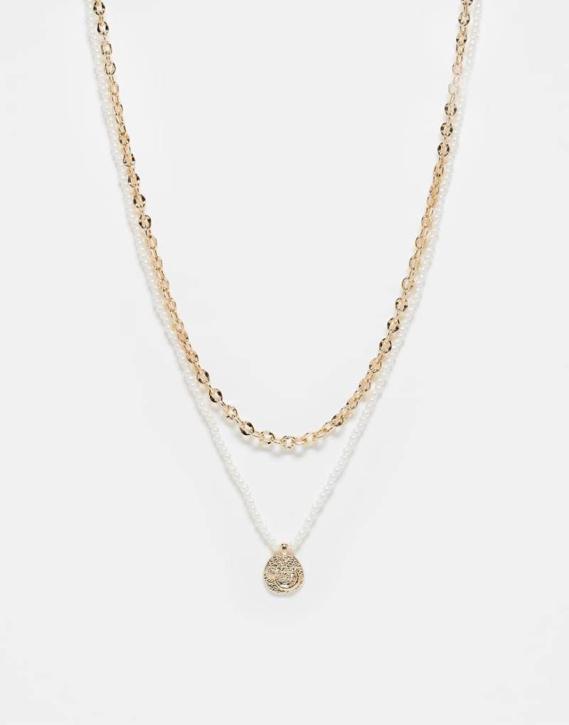 ASOS DESIGN - Mehrreihige Halskette mit Kettengliedern und Kunstperlen und strukturiertem goldfarbenem Anhänger von ASOS DESIGN