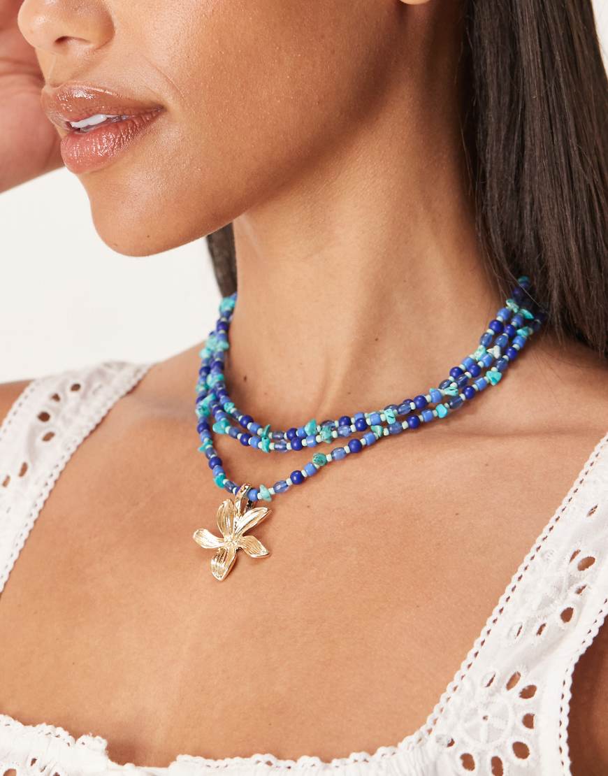 ASOS DESIGN - Mehrreihige Halskette mit Kunststeinen in Splitteroptik in Blau und Blumenanhänger in Gold von ASOS DESIGN