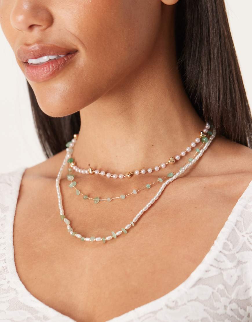ASOS DESIGN - Mehrreihige Halskette mit Kunststeinen in Splitteroptik in Grün und Kunstperlendetail von ASOS DESIGN