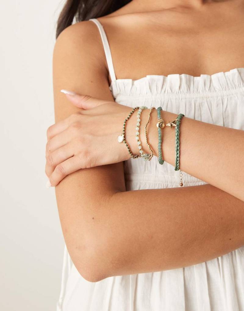 ASOS DESIGN - Mehrreihiges Armband in Gold-Optik mit Muschelverzierung-Goldfarben von ASOS DESIGN