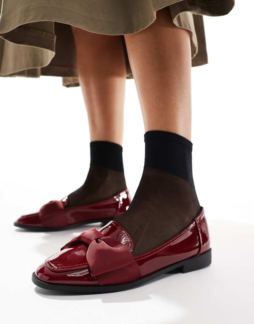 ASOS DESIGN - Mentor - Flache Loafer in Burgunderrot lackiert mit Schleifenverzierung von ASOS DESIGN