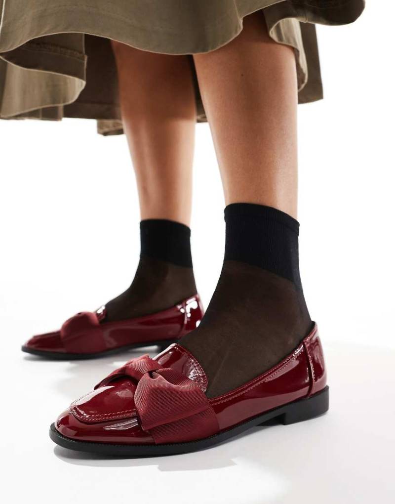 ASOS DESIGN - Mentor - Flache Loafer in Burgunderrot lackiert mit Schleifenverzierung von ASOS DESIGN