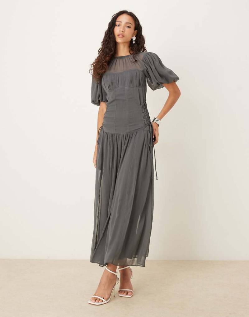 ASOS DESIGN - Midaxi-Kleid aus Chiffon in Anthrazit mit Puffärmeln-Bunt ASOS DESIGN - Midaxi-Kleid aus Chiffon in Anthrazit mit Puffärmeln-Bunt von ASOS DESIGN