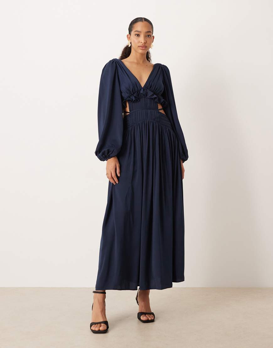 ASOS DESIGN - Midaxi-Kleid aus Satin in Marineblau mit tiefem Ausschnitt und Cut-out von ASOS DESIGN