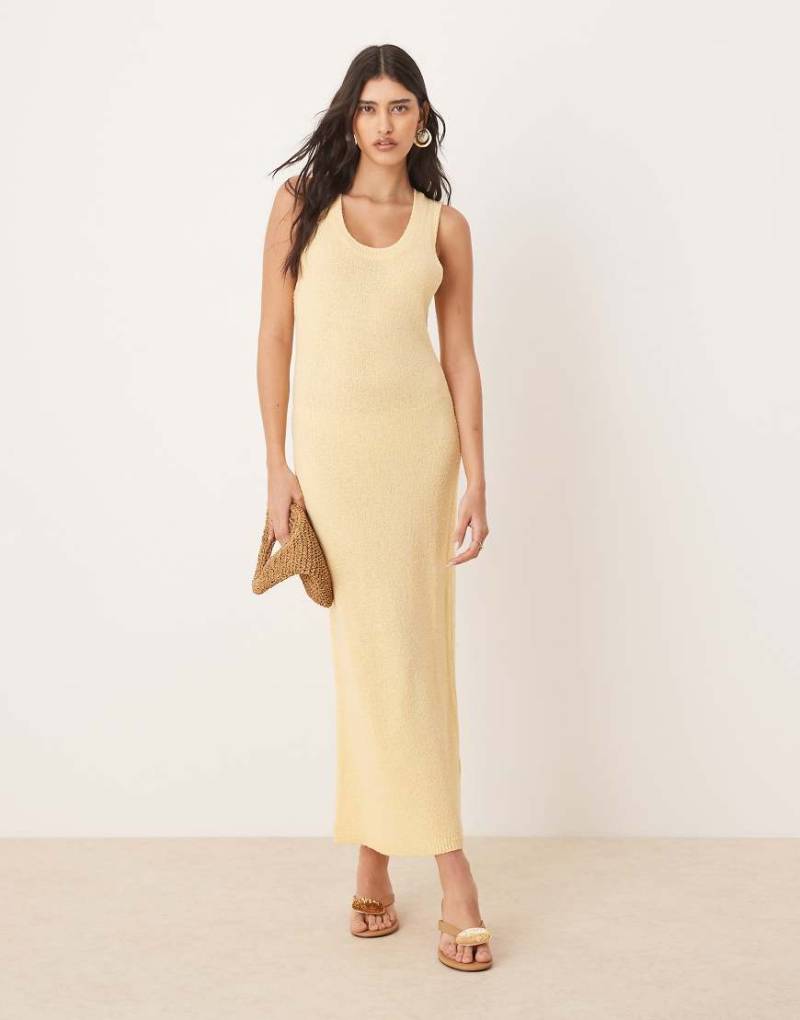 ASOS DESIGN - Midaxi-Kleid aus Strukturstrick in Buttermilchgelb mit U-Ausschnitt von ASOS DESIGN