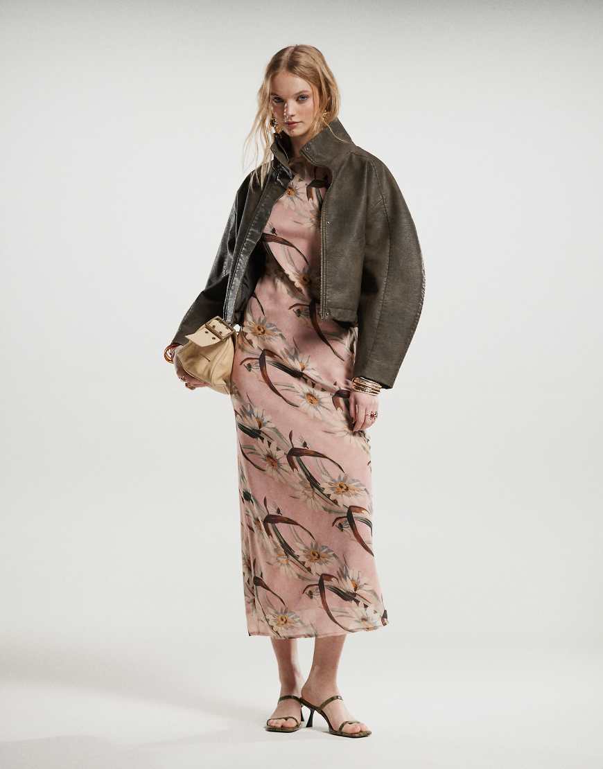 ASOS DESIGN - Midaxi-Trägerkleid aus rosa Chiffon mit Gänseblümchen-Streifen-Muster und U-Boot-Ausschnitt-Bunt von ASOS DESIGN