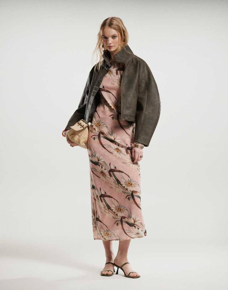 ASOS DESIGN - Midaxi-Trägerkleid aus rosa Chiffon mit Gänseblümchen-Streifen-Muster und U-Boot-Ausschnitt-Bunt von ASOS DESIGN