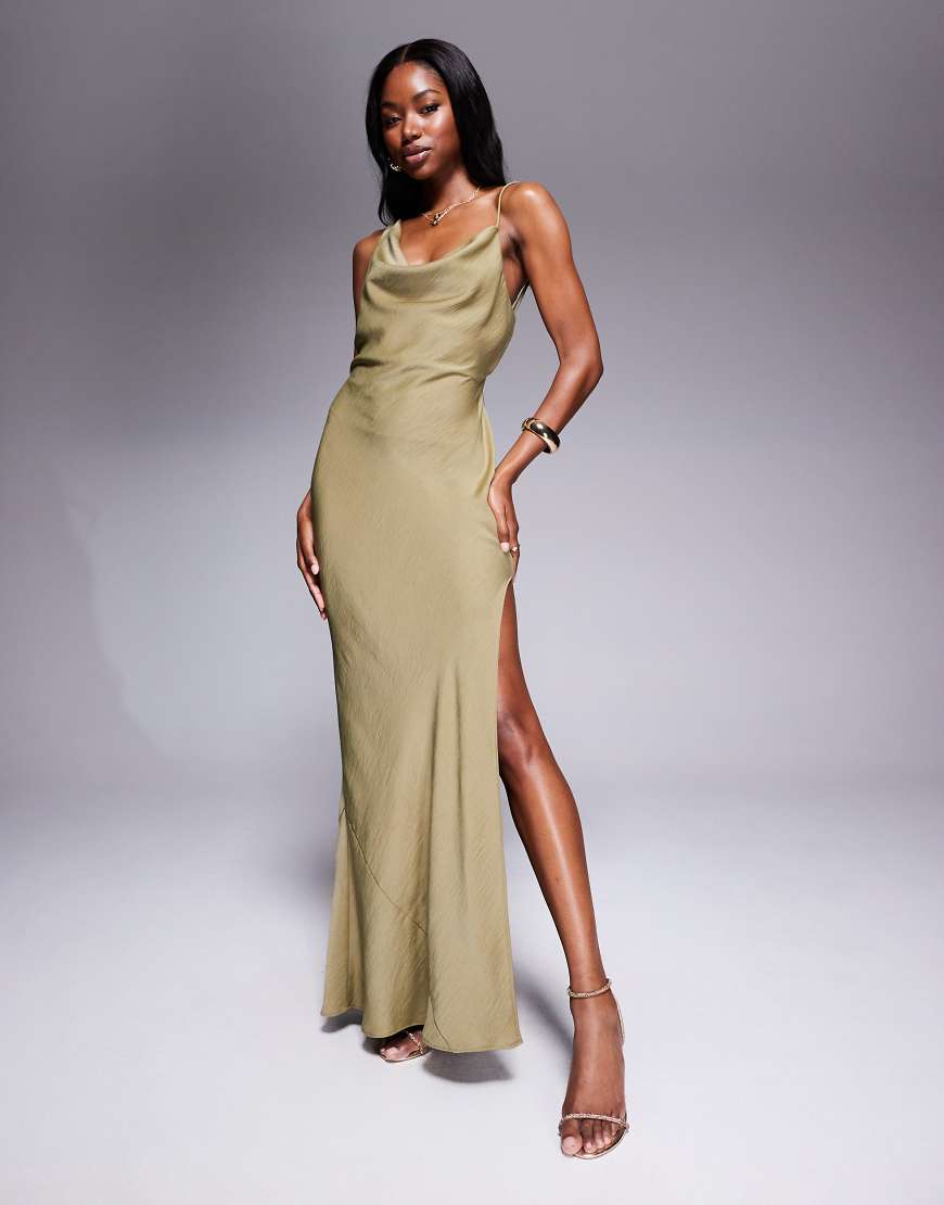 ASOS DESIGN - Midaxikleid aus Satin in Olivgrün mit asymmetrischem Träger und Schlitz von ASOS DESIGN