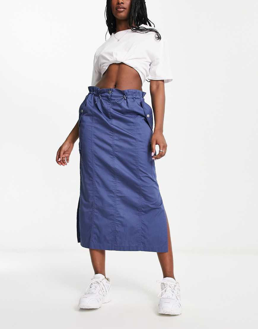 ASOS DESIGN - Midi-Cargorock mit geraffter Taille in Blau von ASOS DESIGN