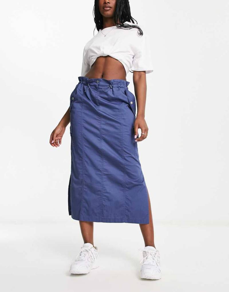 ASOS DESIGN - Midi-Cargorock mit geraffter Taille in Blau von ASOS DESIGN