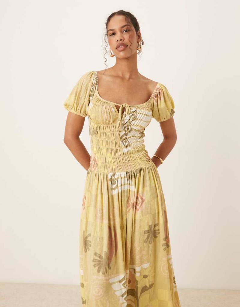 ASOS DESIGN - Midi-Freizeitkleid in Pastellgelb mit Knittertextur, gesmokter Taille, Milkmaid-Ausschnitt, Puffärmeln und buntem Postkarten-Print von ASOS DESIGN