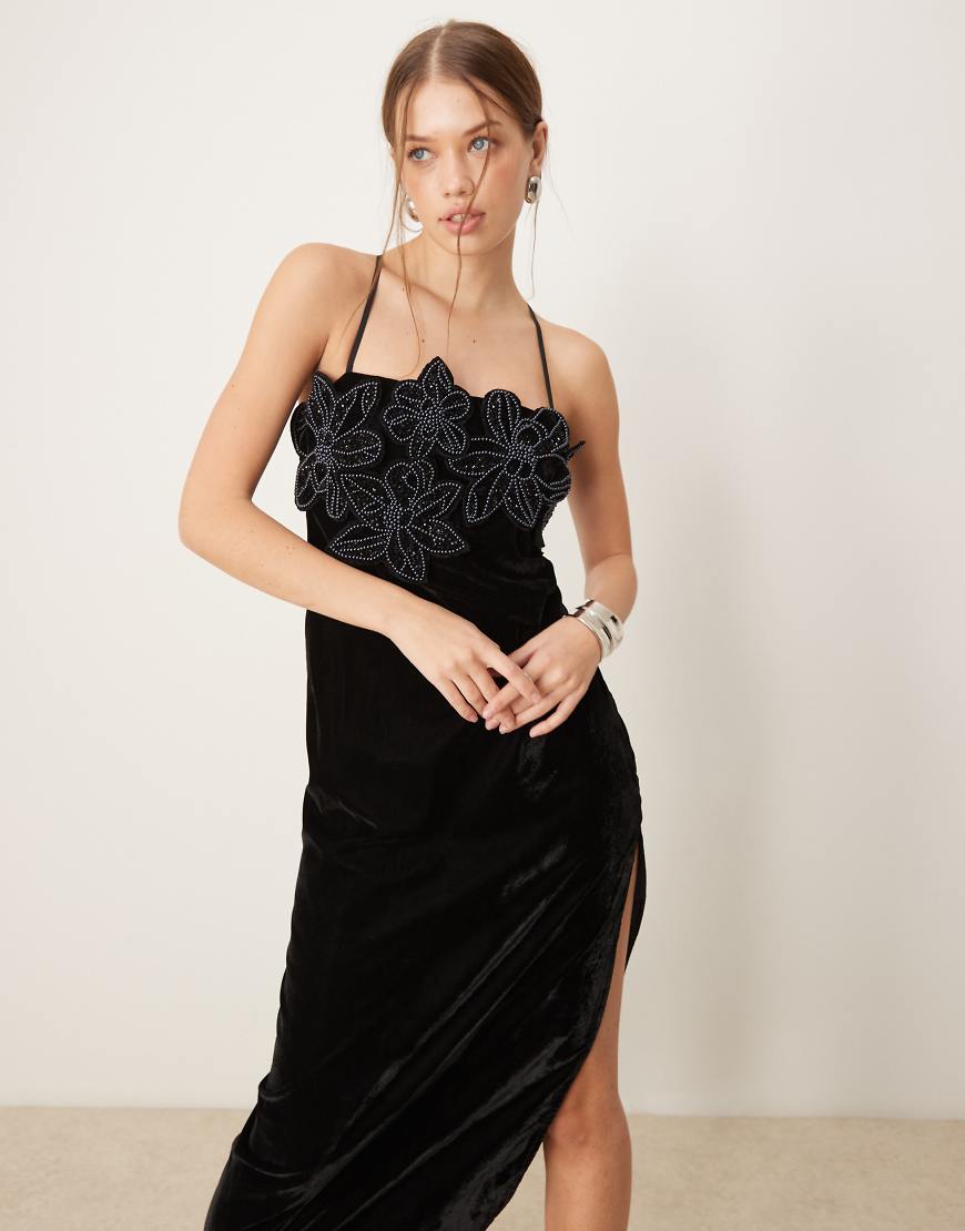 ASOS DESIGN - Midi-Schlauchkleid aus Samt in Schwarz mit Blumen-Kunstperlen-Applikation von ASOS DESIGN