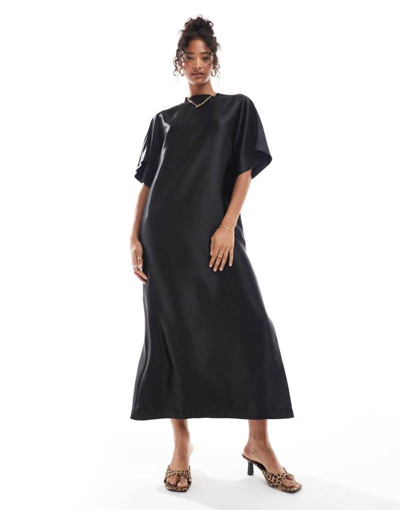 ASOS DESIGN - Midi-T-Shirt-Kleid aus schwarzem Satin mit Oversize-Schnitt von ASOS DESIGN