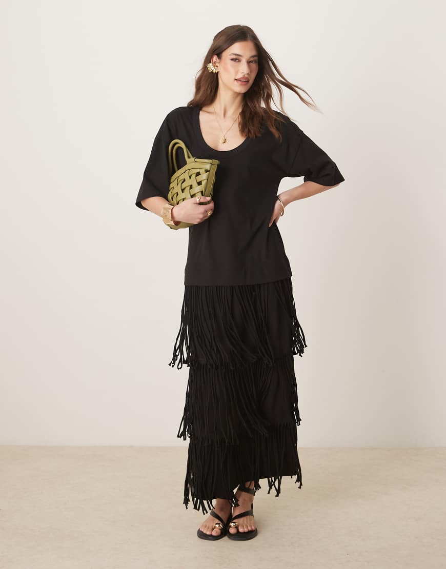 ASOS DESIGN - Midi-T-Shirt-Kleid in Schwarz mit U-Ausschnitt und Fransen-Rock von ASOS DESIGN