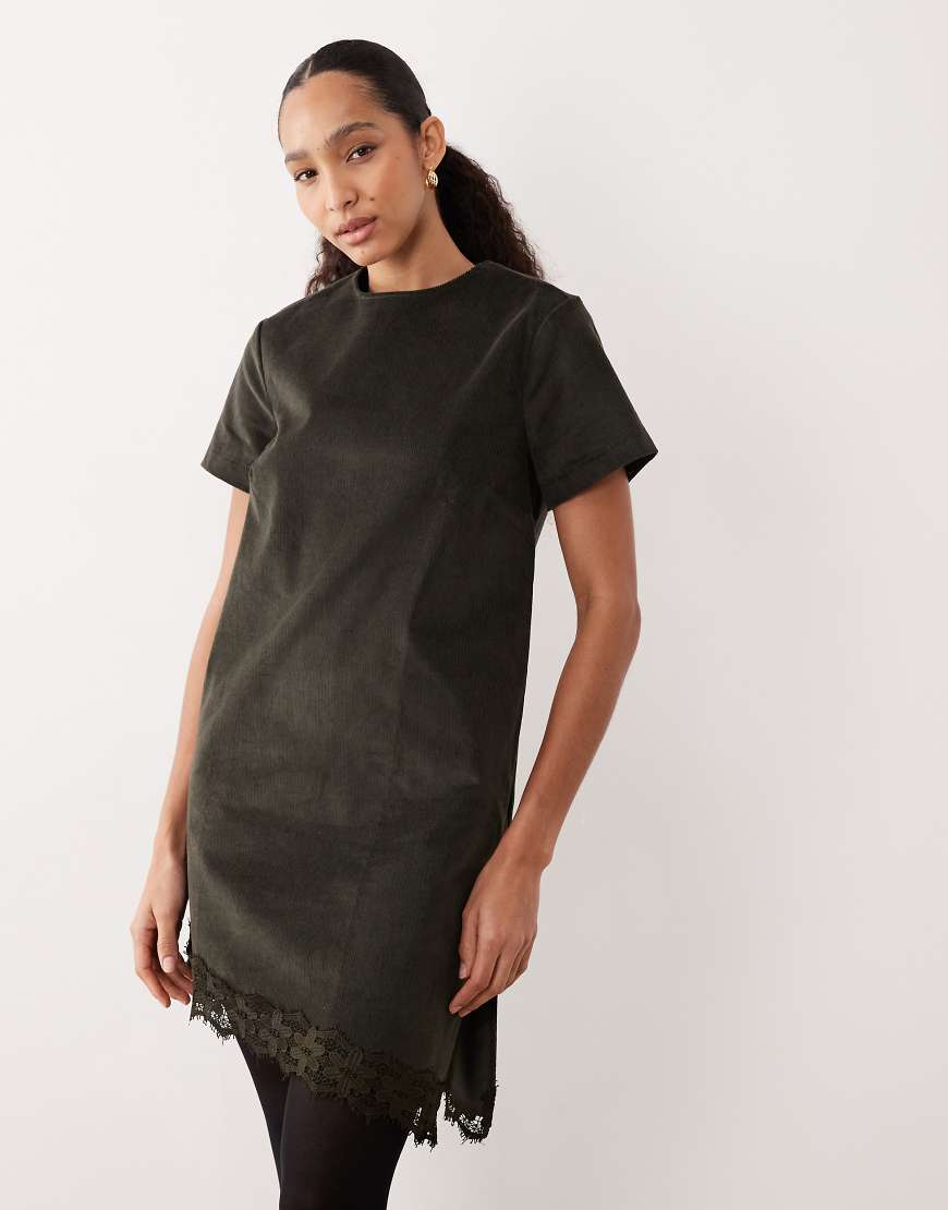 ASOS DESIGN - Midi-T-Shirtkleid aus Cord in Olivgrün mit asymmetrischem Spitzensaum von ASOS DESIGN