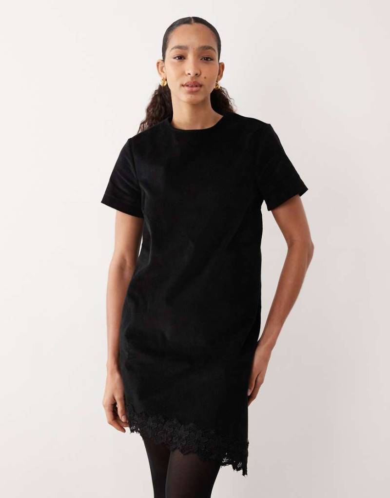 ASOS DESIGN - Midi-T-Shirtkleid aus Cord in Schwarz mit asymmetrischem Spitzensaum von ASOS DESIGN