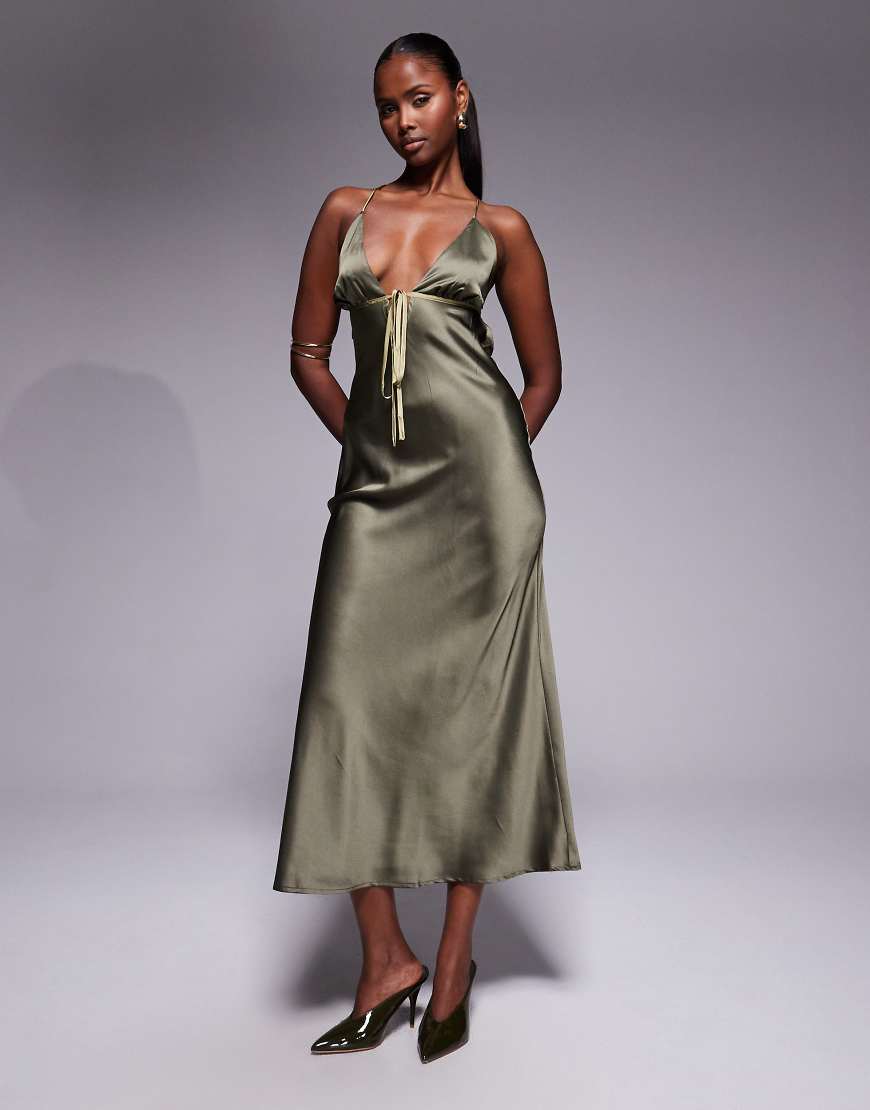 ASOS DESIGN - Midi-Trägerkleid aus Satin in Olivgrün mit kontrastierendem Bindeband und Schrägschnitt von ASOS DESIGN