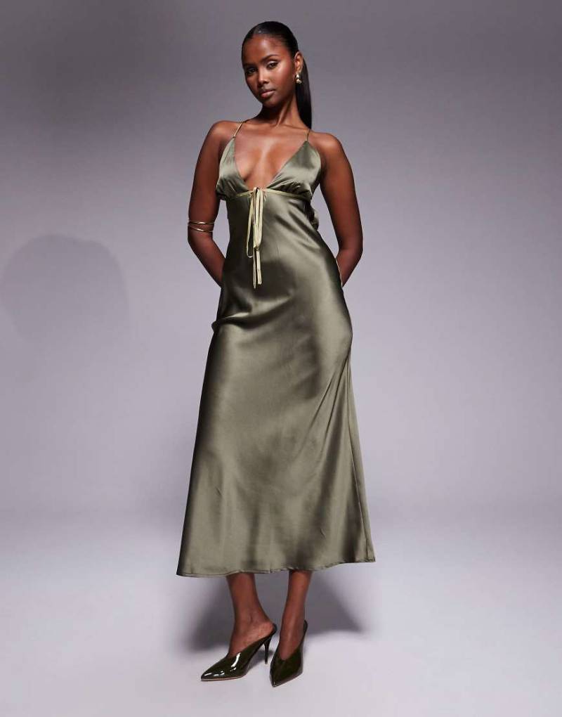 ASOS DESIGN - Midi-Trägerkleid aus Satin in Olivgrün mit kontrastierendem Bindeband und Schrägschnitt von ASOS DESIGN